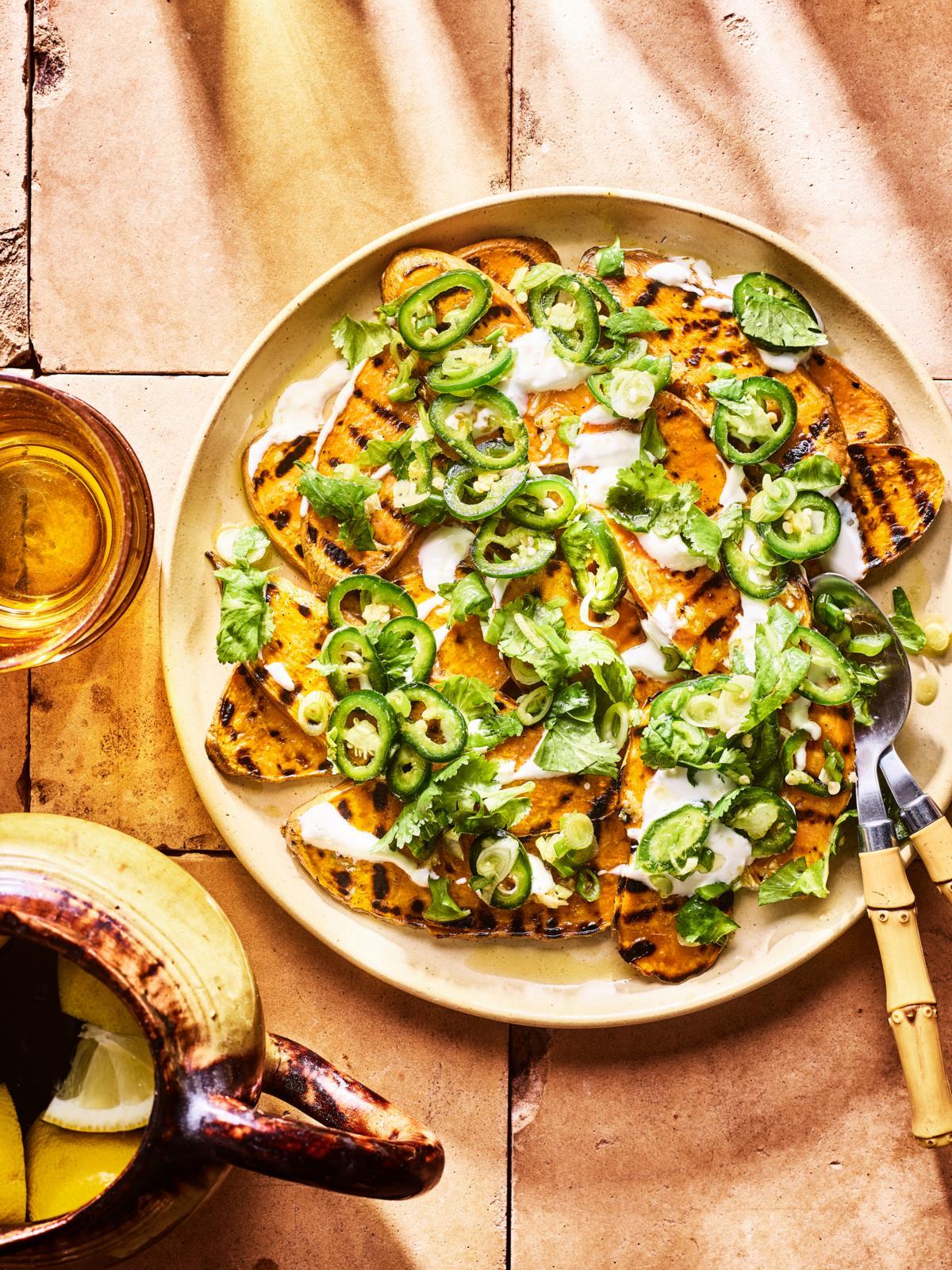 Gegrilde zoete aardappel met jalapeño-koriandersausje